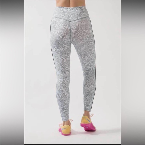 Nike Dri-Fit Size XS Smoke Grey and White Leopard High-Rise Leggings. - Picture 4 of 8